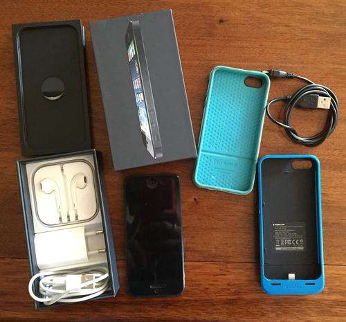 Iphone 5 32Gb, Mophie juice pack and Speck cover.
