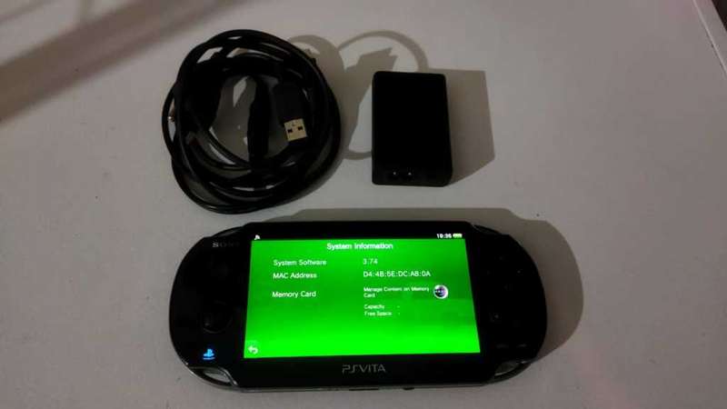 Playstation Vita + 8 GB memory card + 3 Games + Charger