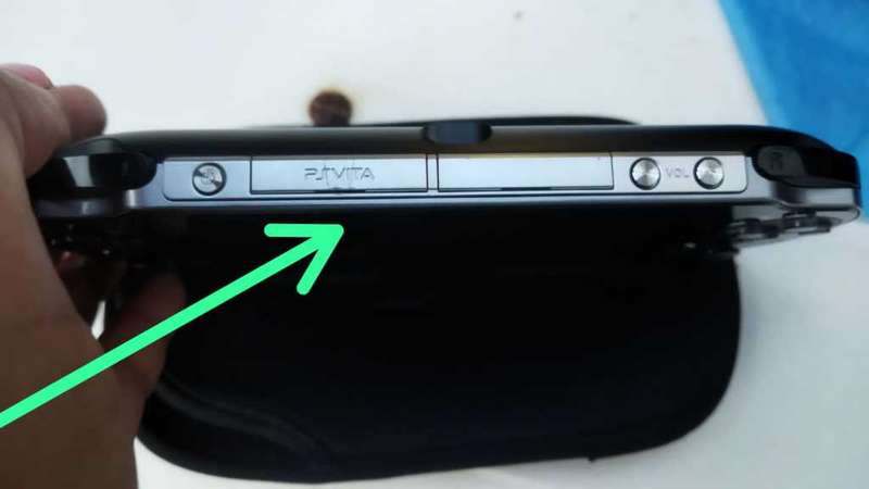 Playstation Vita + 8 GB memory card + 3 Games + Charger