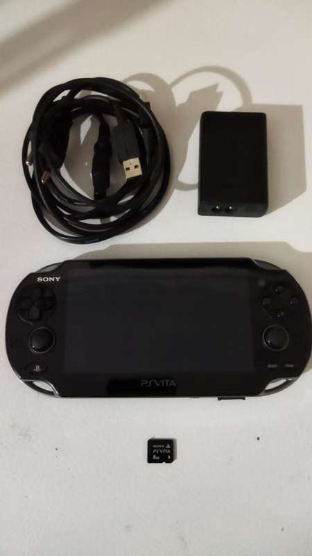 Playstation Vita + 8 GB memory card + 3 Games + Charger