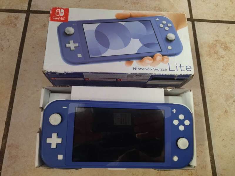 Nintendo Switch Lite (Blue) + Sandisk ImageMate 64 GB Memory Card
