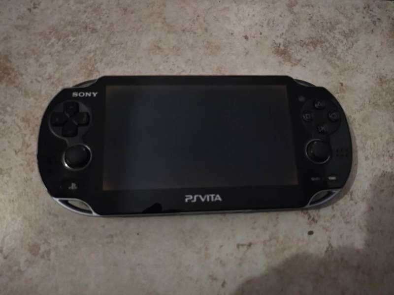 Playstation Vita (3G / Wifi) +  FIFA 14 + Charger