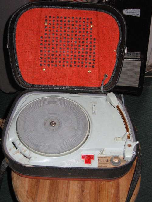 4 Collectable record players and 1 portable radio for refurbishment as a package