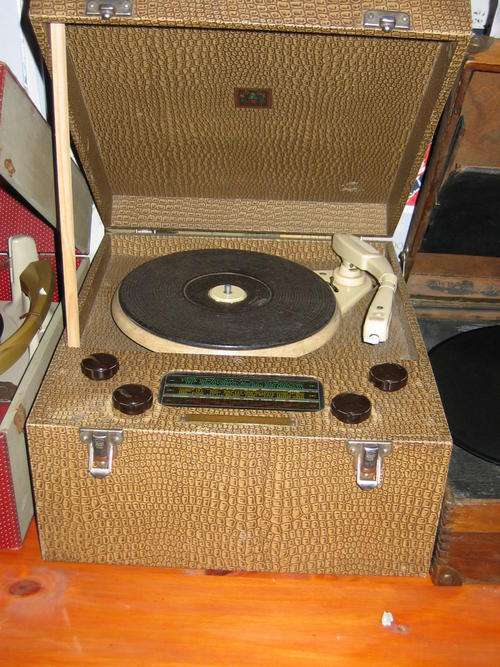 Portable record player/radio
