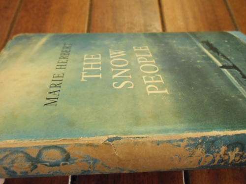 MARIE HERBERT - THE SNOW PEOPLE -  LIVING WITH THE ESKIMOS - 1974 ILLUSTRATED HARDBACK