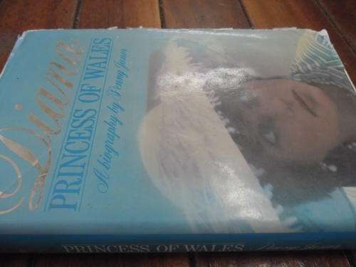 PENNY JUNOR - DIANA PRINCESS OF WALES - BIOGRAPHY -  1ST ED 1982 WITH AUTOGRAPH