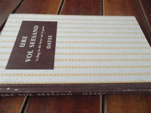 DATEI - URE VOL SEESAND - 'N DAG IN DIE LEWE VAN 'GESIN ILLUS. K HARRIES 1964 EERSTE ED HARDEBAND