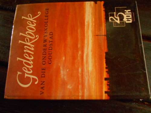 DR JW SAUNDERSON - GEDENKBOEK ONDERWSKOLLEGE GOUDSTAD EEUFEES 1986   1987 1ste ED.