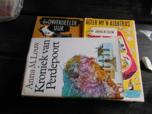 DRIE BOEKE VAN ANNA LOUW -  Kroniek van Perdepoort, `Die onverdeelde uur,, Albatros
