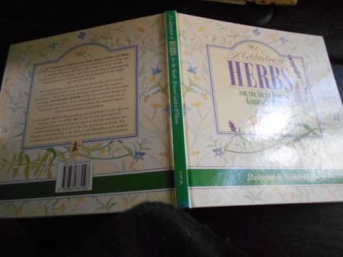 BARBARA HEY - A CELEBRATION OF HERBS FOR THE SA GARDEN & HOME ILLUS NICOLETTE HEY - 1992 eerste ed.