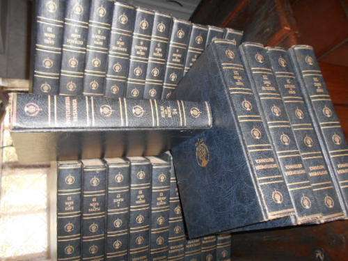 Encyclopedia Britannica - new survey Univ Knowledge - Set 24 Vol - univ of Chicago copyright 1947