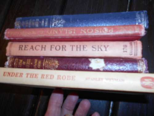 5 small story books - Poison island, Green shutters, Red badge courage, Reach for the sky,