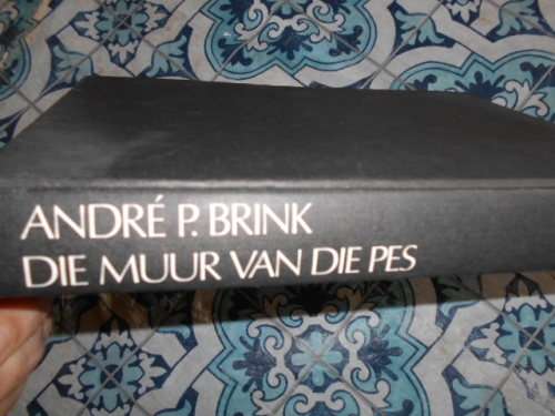 ANDRE P BRINK - DIE MUUR VAN DIE PES ROMAN 1984 HUMAN and ROUSSEAU HARDEBAND 1STE ED.