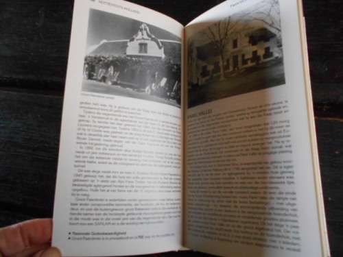 2 huis boeke:   KAAPS-HOLLANDSE HUISE P BROOK SIMONS en STELLENBOSCH TE VOET