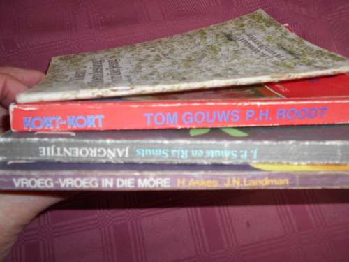 4  STORIE BOEKE SAGTEBANDE  1 JANGROENTJIE 2. VROEG IN MORE, 3 BLOEMLESING and  4. KORT-KORT
