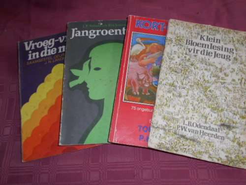 4  STORIE BOEKE SAGTEBANDE  1 JANGROENTJIE 2. VROEG IN MORE, 3 BLOEMLESING and  4. KORT-KORT
