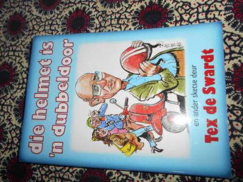 DIE HELMET IS `N DUBBELDOOR EN ANDER SKETSE TEX DE SWARDT (AUTOGRAPHED)  ERFENIS PUBLIKASIES