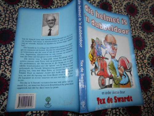 DIE HELMET IS `N DUBBELDOOR EN ANDER SKETSE TEX DE SWARDT (AUTOGRAPHED)  ERFENIS PUBLIKASIES