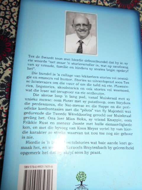 DIE HELMET IS `N DUBBELDOOR EN ANDER SKETSE TEX DE SWARDT (AUTOGRAPHED)  ERFENIS PUBLIKASIES
