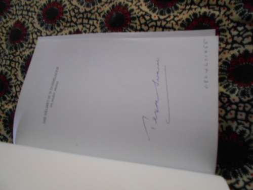 DIE HELMET IS `N DUBBELDOOR EN ANDER SKETSE TEX DE SWARDT (AUTOGRAPHED)  ERFENIS PUBLIKASIES