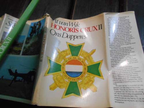 AT VAN WYK - HONORIS CRUX II - ONS DAPPERES 1985 groen hardeband
