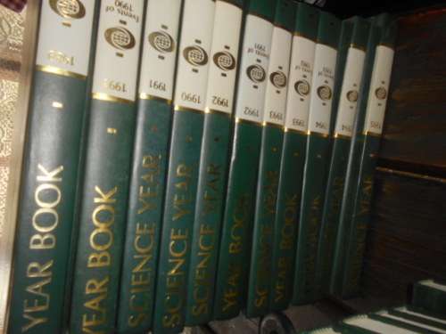 WORLD BOOK ENCYCLOPEDIA COMPLETE SET 22  PLUS 12 YEAR BOOKS  FROM 1971 TO 1990.