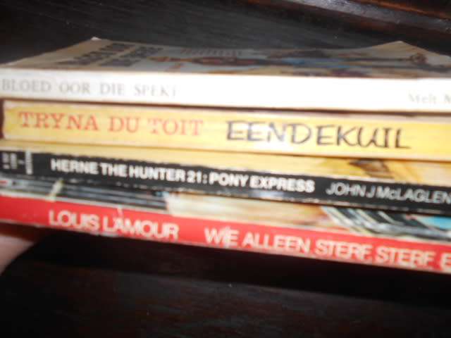 4 softback books:   21 Pony Express, Bloed oor speke, Eendekuil,  Wie alleen sterf