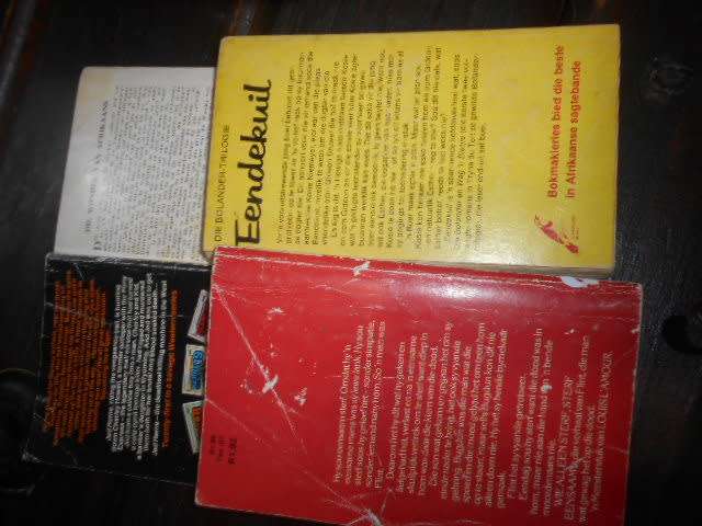 4 softback books:   21 Pony Express, Bloed oor speke, Eendekuil,  Wie alleen sterf