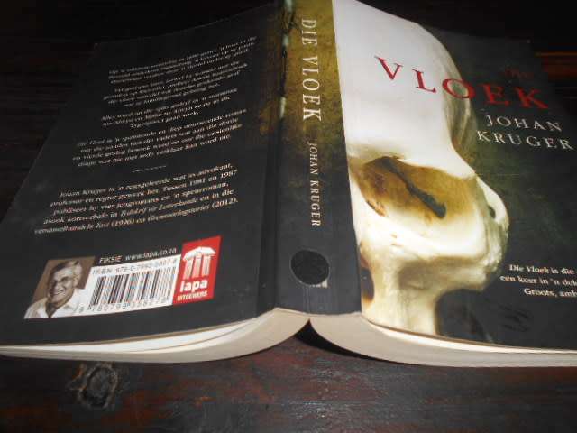 JOHAN KRUGER - DIE VLOEK (ROMAN)  LAPA 1ST ED 2012 SAGTEBAND