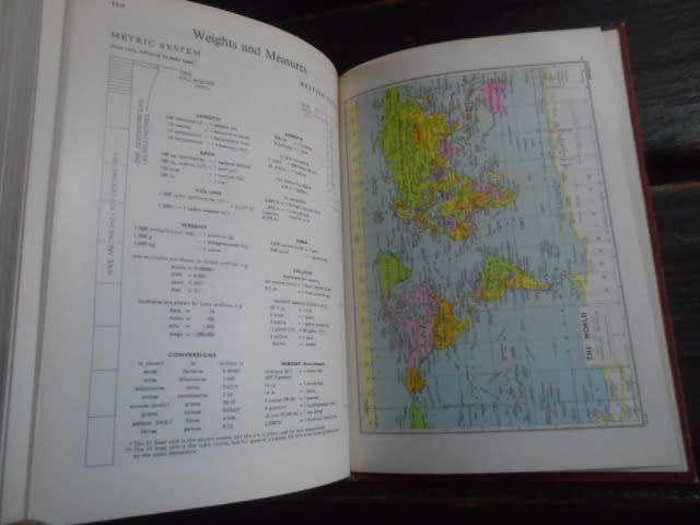 Hutchinson`s new 20th century encyclopedia 1973-  EM HORSLEY EDITOR with maps