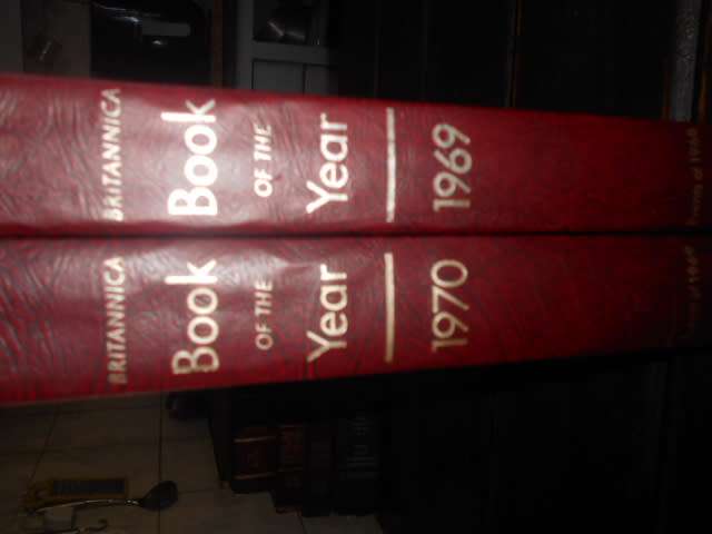 2 Encyclopaedia Britannica yearbooks of 1969 and 1970 - William Benton