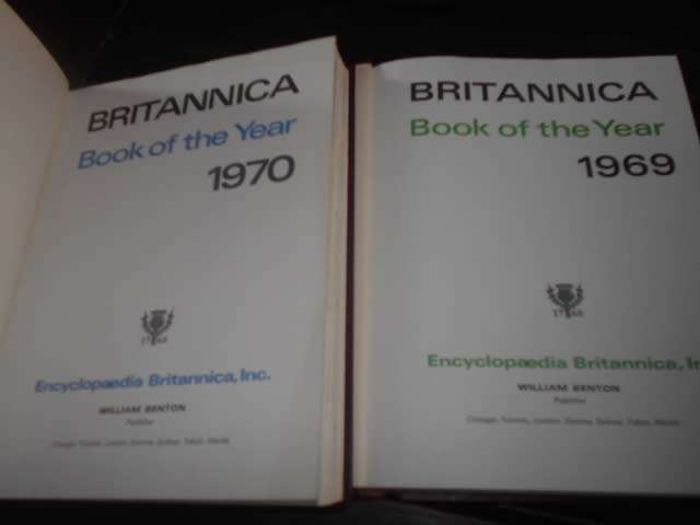 2 Encyclopaedia Britannica yearbooks of 1969 and 1970 - William Benton