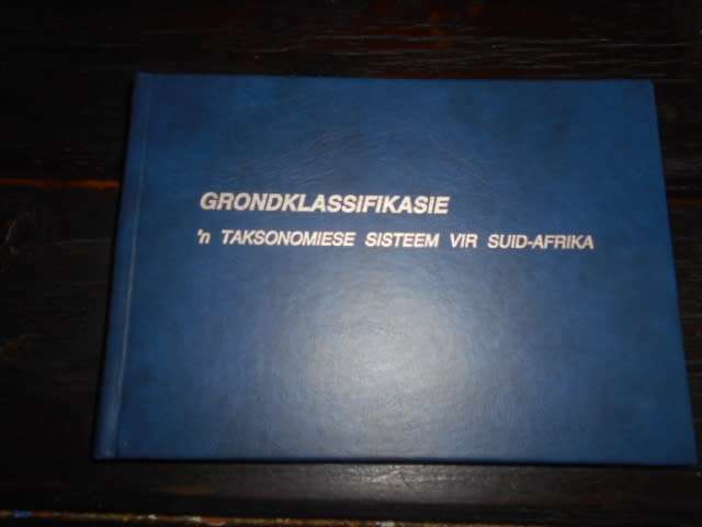 GRONDKLASSIFIKASIE - TAKSONOMIESE SISTEEM VIR  SA - MEMOIRS LANDBOUBRONNE NO 15 1991