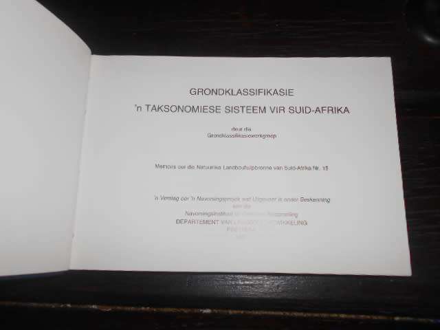 GRONDKLASSIFIKASIE - TAKSONOMIESE SISTEEM VIR  SA - MEMOIRS LANDBOUBRONNE NO 15 1991
