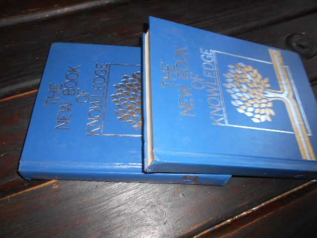 TWO NEW BOOK OF KNOWLEDGE   Numbers   1A   &   2B Grolier 1984