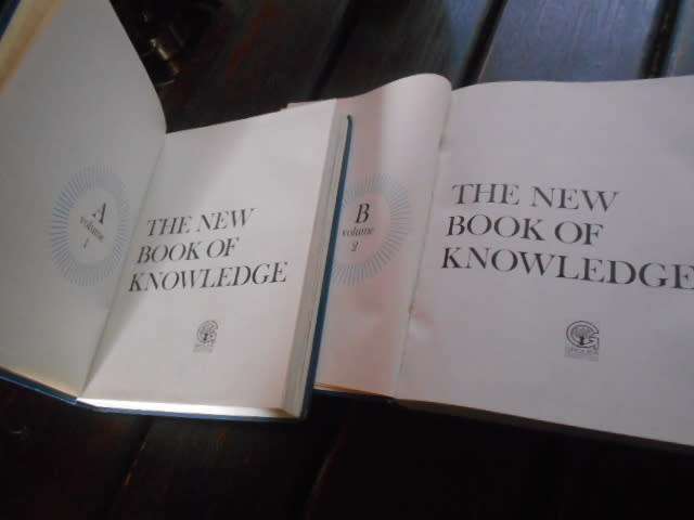 TWO NEW BOOK OF KNOWLEDGE   Numbers   1A   &   2B Grolier 1984