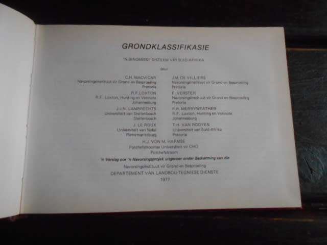 GRONDKLASSIFIKASIE - BINOMIESE SISTEEM VIR  SA -DEPT LANDB TEG DIENSTE NO 1977 PAMF 390