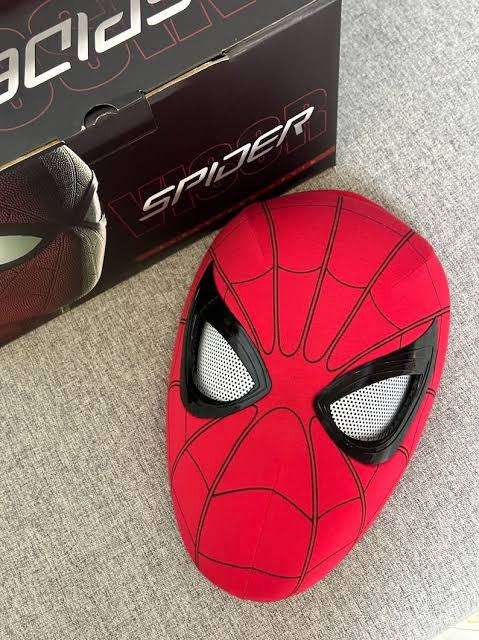 SPIDERMAN MASK WITH EYES THAT OPEN AND CLOSE