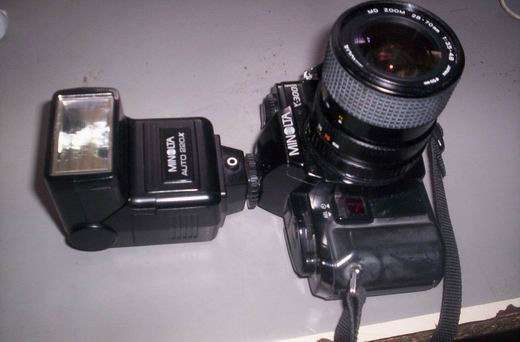 MINOLTA CAMERA LENS AND FLASH