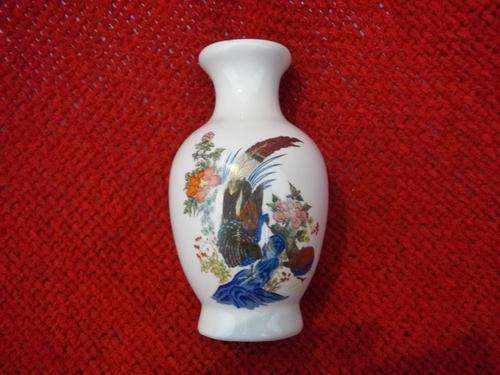 Little Vase Ornament with Gold Detail, POSTAGE R25