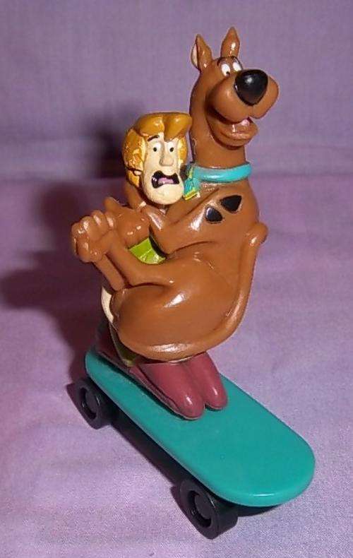 SCOOBY DOO ON A SKATEBOARD