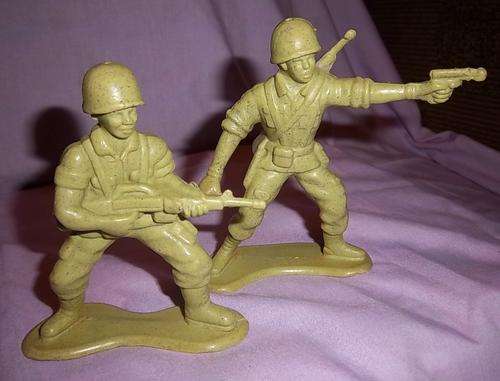X2 BIG PLASTIC SOLDIER FIGURES