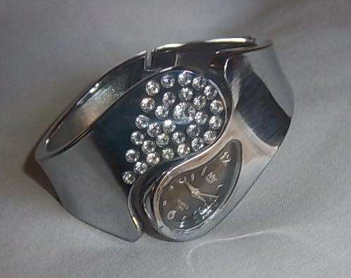 A MJ WOMAN'S QUARTZ BANGLE WRIST WATCH