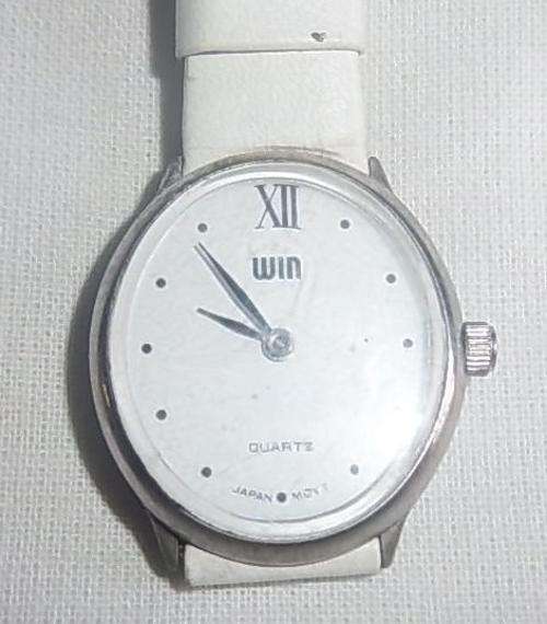 A WIN WOMAN'S QUARTZ WRIST WATCH, WHITE DIAL