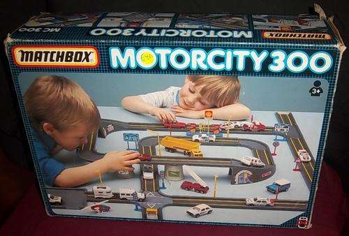 A VINTAGE MATCHBOX MOTORCITY 300 SET, SHELL PETROL PUMPS