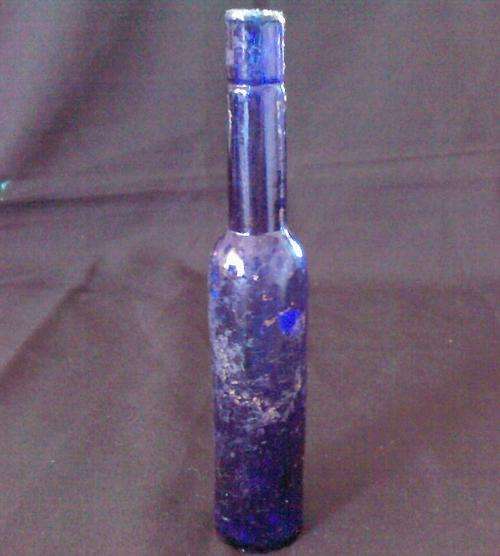 A SMALL COBALT BLUE GLASS BOTTLE (2)