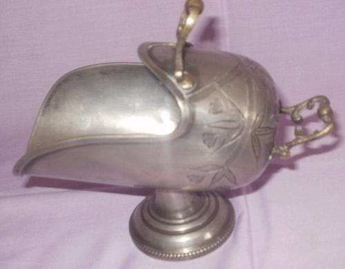 AN OLD HALLMARKED PEWTER SUGAR BOWL