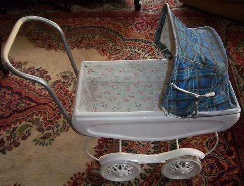 A STUNNING VINTAGE KENMORE DOLLS PRAM