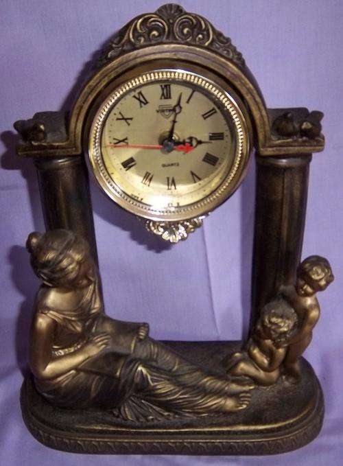 A STUNNING BRONZE COLORED MOTHER READING TO HER CHILDREN FIGURE WITH QUARTZ CLOCK
