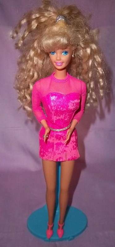 A STUNNING BARBIE BY MATTEL WITH ALL HER ORIGINAL ACCESSORIES